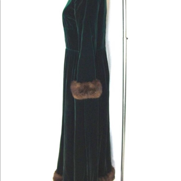 1970s Emerald Green Velvet Faux Fur Trim Dress - Picture 2 of 5